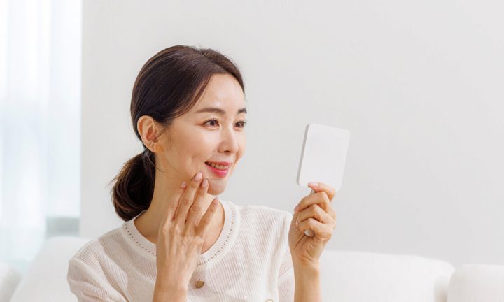 손거울을 보며 미소 짓는 모습, 얼굴 균형