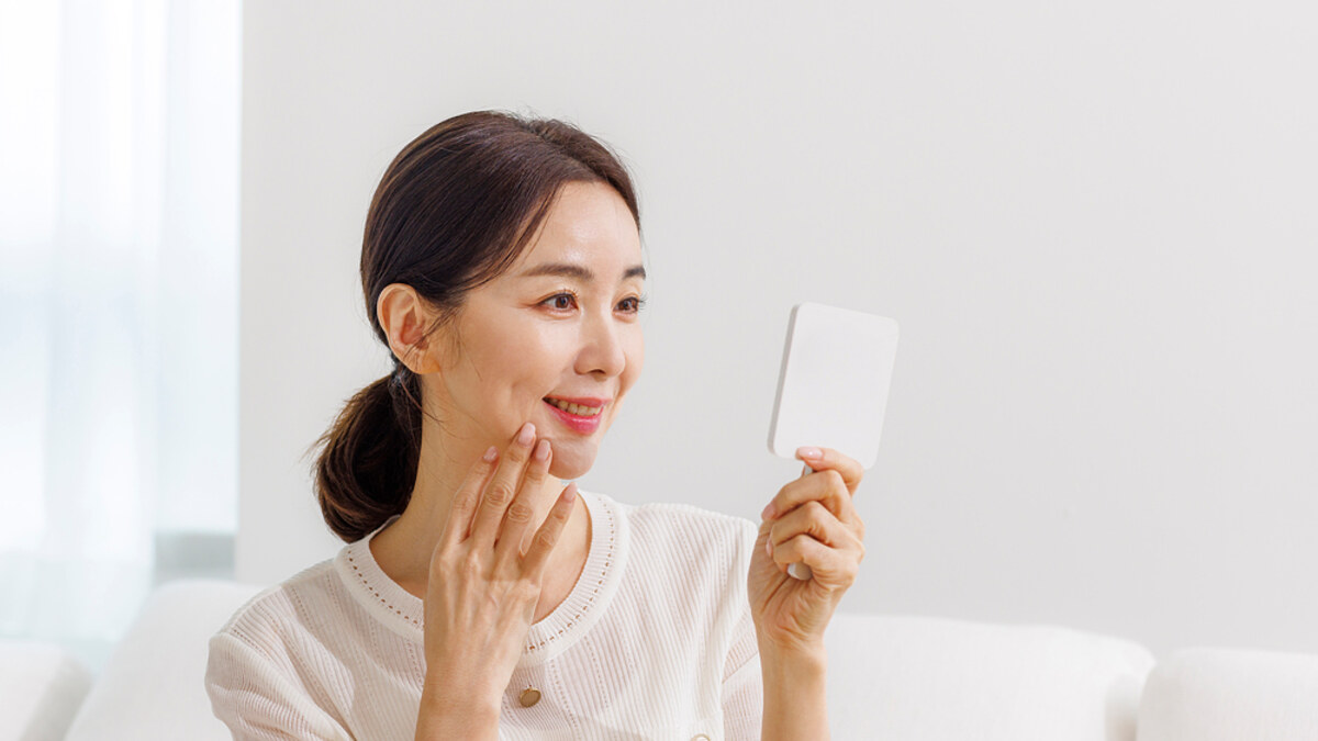 손거울을 보며 미소 짓는 모습, 얼굴 균형