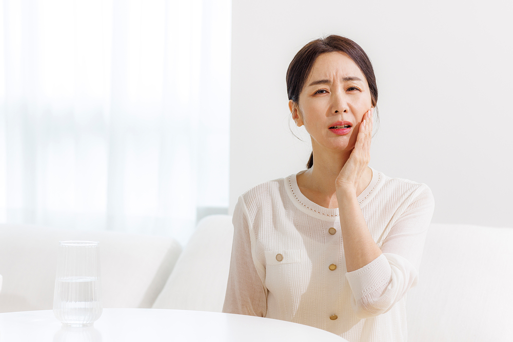 턱 통증으로 볼을 짚은 모습