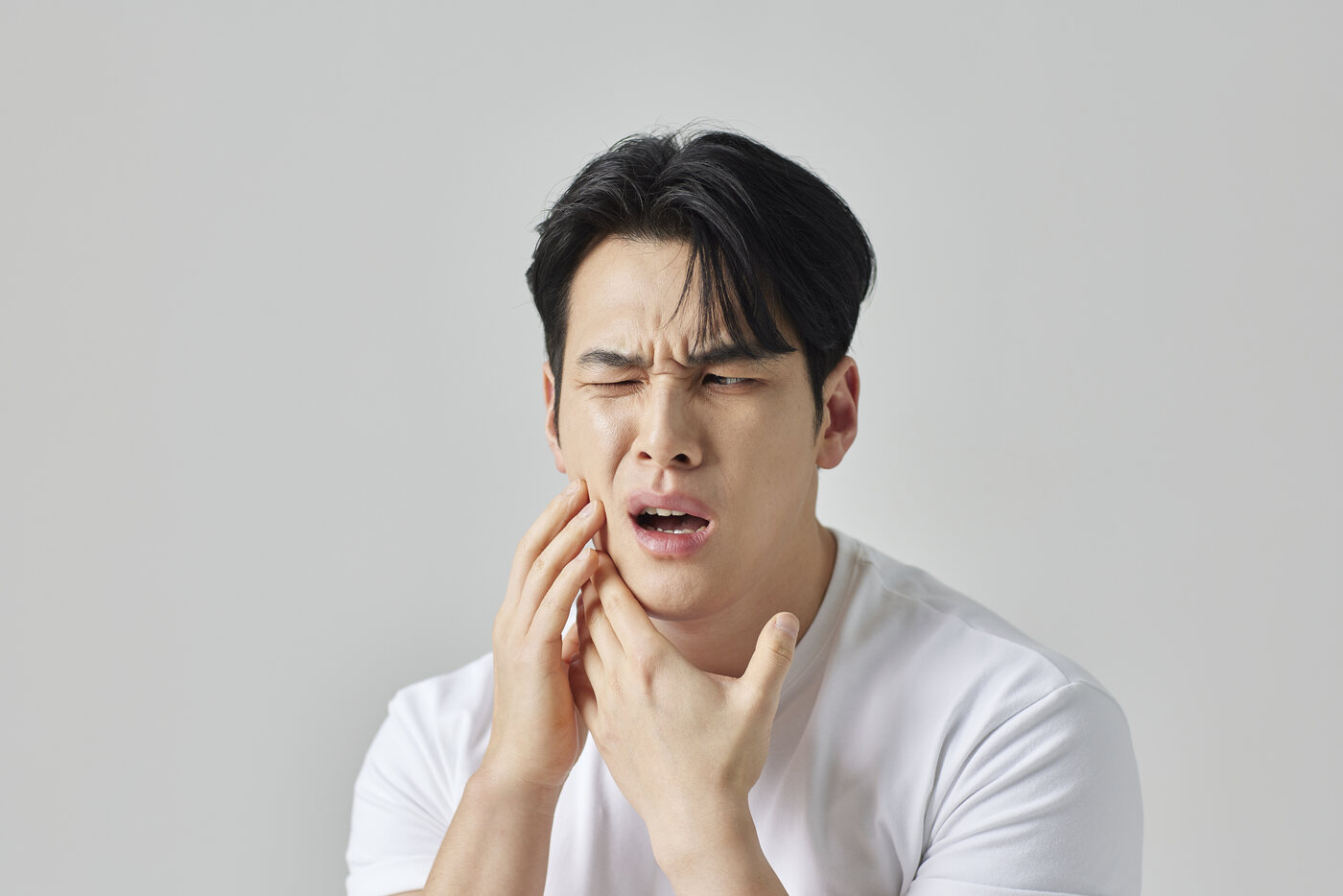 턱 근육의 긴장
