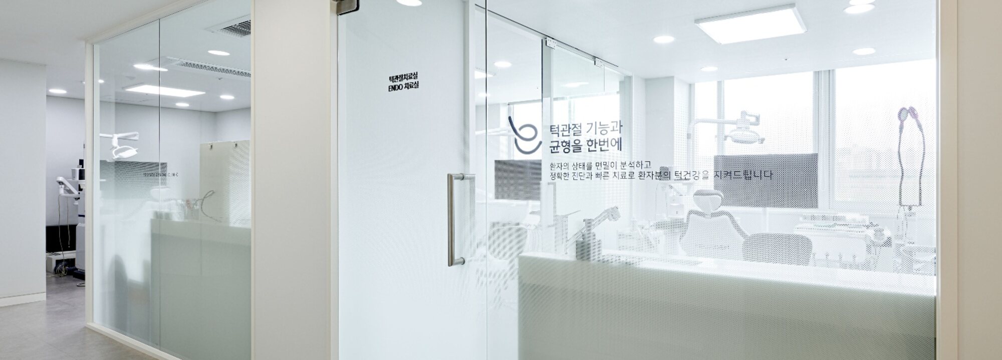 감염된 신경은 제거하고, 자연치아는 오래 지킵니다.