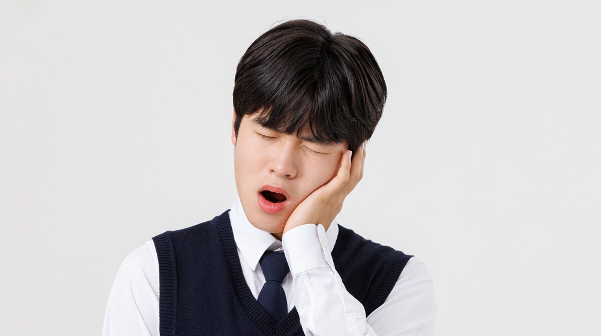 입이 잘 벌어지지 않음