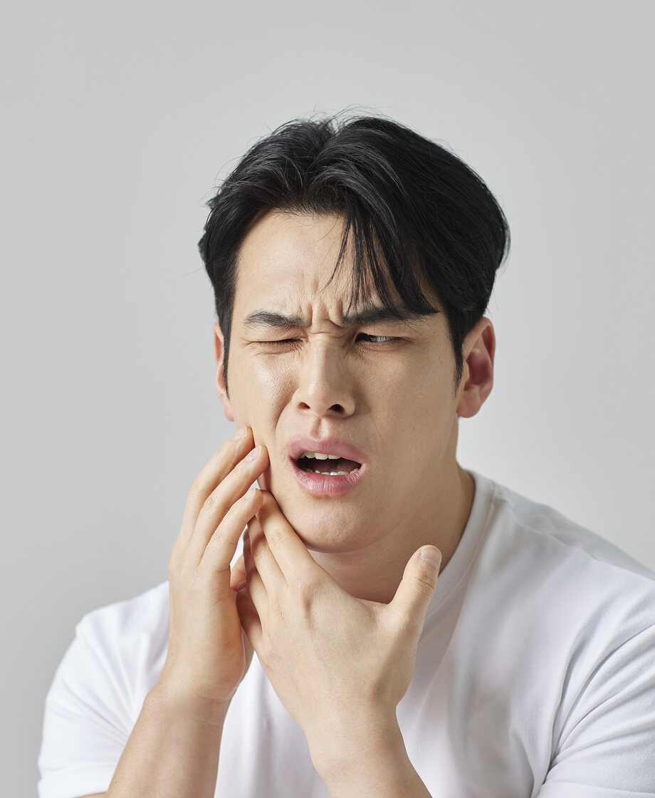 씹을 때 아프거나, 입이 잘 벌어지지 않나요?